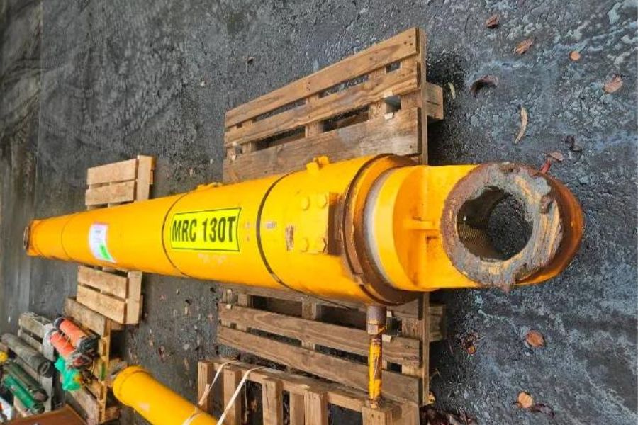 damaged yellow hydraulic cylinder 900x600